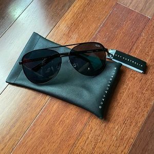 quay australia vivienne black/black sunglasses